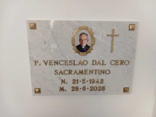 targa-in-marmo-dedica-memoriale-lettere-bronzo